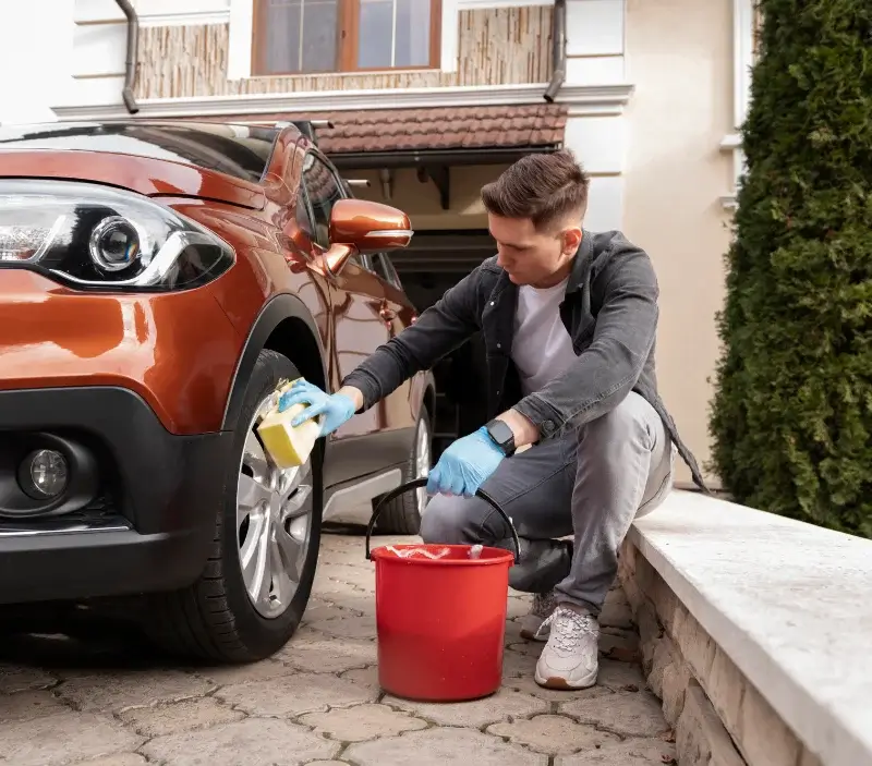 Lavage auto à domicile Saint-Forgeux-Lespinasse : professionnel intervenant sur un véhicule